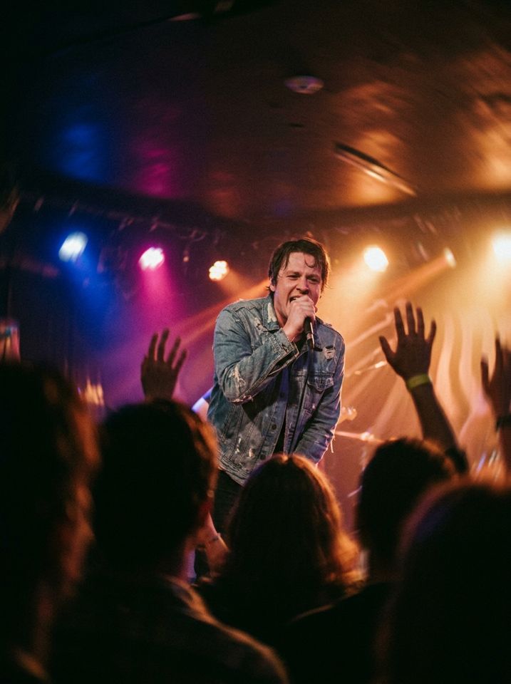 Cantante en un recital en un club